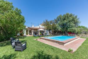 a yard with a swimming pool and a house at Avinent in Port de Pollensa