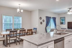A kitchen or kitchenette at Aberdeen Townhome on Southern Pines Golf Course!