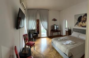 a bedroom with a bed and a chair in it at Appartamento in Villa Naomi in Rome