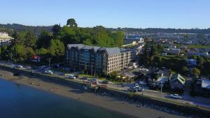 una vista aérea de una ciudad con un edificio y un río en En Puerto Varas, Lujoso Depto con Estacionamiento Servicio HOM 0502, en Puerto Varas