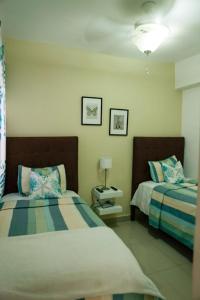1 dormitorio con 2 camas y lámpara. en BOCA DEL MAR APTO, en Cuevas