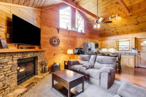 Una cocina o cocineta en Cozy Sevierville Cabin with Hot Tub, Mountain Views!