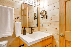 Un baño de Cozy Sevierville Cabin with Hot Tub, Mountain Views! 17 fotos más