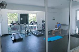 una habitación con un gimnasio con una persona haciendo ejercicio en BOCA DEL MAR APTO, en Cuevas