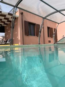 a swimming pool with a tent over it at Villa con piscina riscaldata ad uso esclusivo, aperta tutto l'anno in Lascari