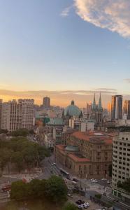 vistas a una ciudad con edificios y una calle en Studio Liberdade 2406, en São Paulo