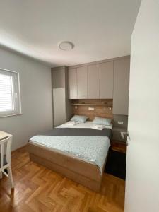1 dormitorio con 1 cama grande en una habitación en Apartman Loren, en Privlaka