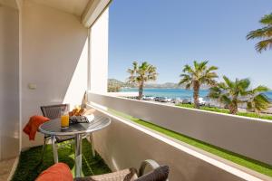 vistas al océano desde el balcón de un hotel en Hôtel La Plage, en Sainte-Maxime