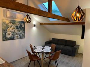 una sala de estar con una mesa y un sofá en Guest house Mikaela, en Gabrovo