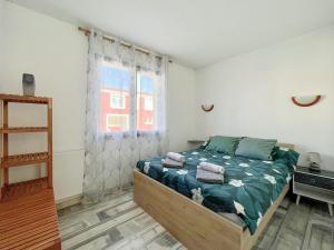 a bedroom with a bed and a window at Agréable appartement proche de Port Olonna - 4 pers in Les Sables-dʼOlonne