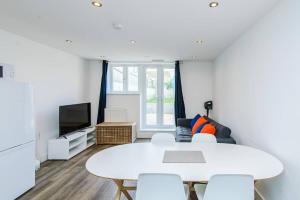 a living room with a white table and chairs at May Disc - Long Stay - Contractors in Bristol