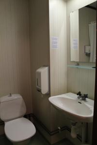 een badkamer met een toilet en een wastafel bij Ali baba's Amigo, vandrarhem long stay in Emmaboda