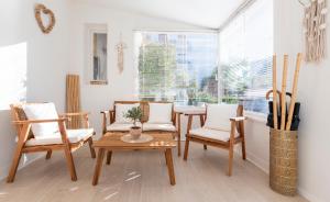 een eetkamer met een tafel en stoelen en een raam bij Hôtel & Studios Astor in Juan-les-Pins