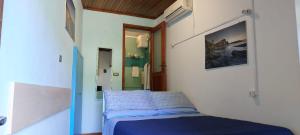 a small room with a bed and a hallway at Il melograno la casetta nel verde in Le Grazie