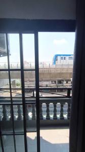 una ventana con vistas a un puente en Chubby 9 Room 6 en Ban Bang Phlat