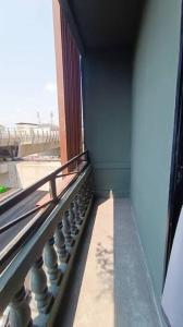 - Vistas al balcón de un edificio en Chubby 9 Room 6 en Ban Bang Phlat
