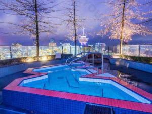 בריכת השחייה שנמצאת ב-Central Luxury Apartment with Best City Views! או באזור