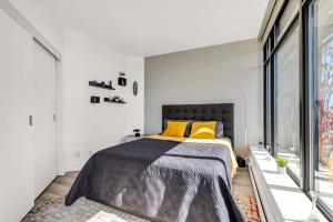 バンクーバーにあるCentral Luxury Apartment with Best City Views!のベッドルーム1室(大型ベッド1台、黄色い枕付) +21枚の写真