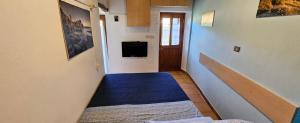 a hallway with a blue carpet and a door at Il melograno la casetta nel verde in Le Grazie