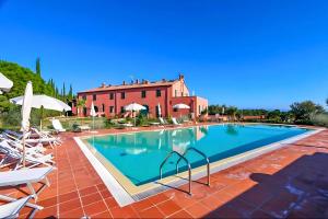 una villa con piscina frente a un edificio en Star View Apartment with pool, en Castiglioncello