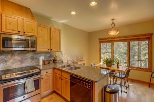 Dapur atau dapur kecil di Tamarack Ski Resort Townhome - Elegant couple's retreat - Path to chairlift - Golf