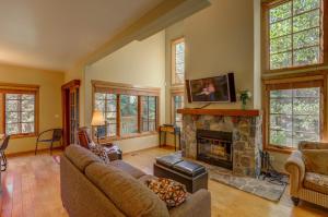 Televisyen dan/atau pusat hiburan di Tamarack Ski Resort Townhome - Elegant couple's retreat - Path to chairlift - Golf