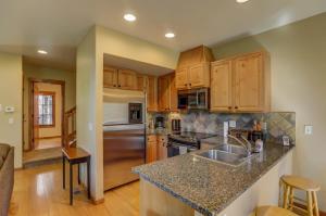 Dapur atau dapur kecil di Tamarack Ski Resort Townhome - Elegant couple's retreat - Path to chairlift - Golf