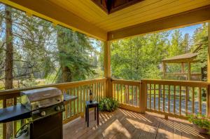Balkoni atau teres di Tamarack Ski Resort Townhome - Elegant couple's retreat - Path to chairlift - Golf +2 gambar