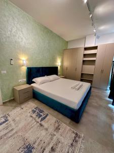 a bedroom with a large bed in a room at Queen’s Luxury Vila 111/A in Dhërmi