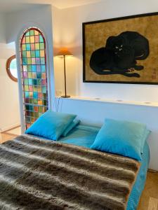 a bedroom with a bed with a stained glass window at Péniche sur la Seine pour les Jeux Olympiques 2024 à Paris in Choisy-le-Roi
