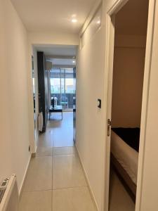 un corridoio con una porta che conduce a una camera da letto di Bel appartement à 5 minutes de la plage a Cap d'Agde