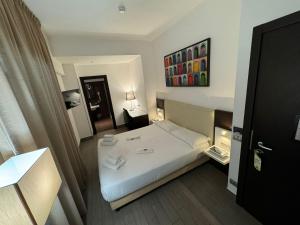 małą sypialnię z białym łóżkiem w pokoju w obiekcie LH Hotel Excel Roma Montemario w Rzymie