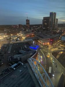 伯明罕的住宿－Birmingham City Centre Rotunda.，一座城市,晚上有火车站和建筑物