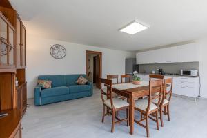 - une cuisine et une salle à manger avec une table et des chaises dans l'établissement La Casetta Appartaments, à Bardolino