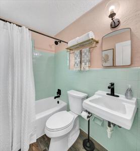 Ένα μπάνιο στο Beachy Bungalow 111