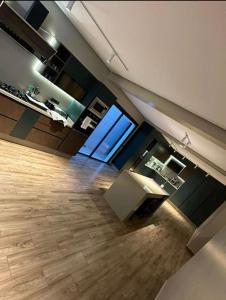 una sala de estar vacía con suelo de madera y una cocina en Maison FK, en Casablanca