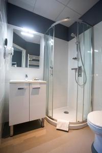 グランビルにあるAu Bout Du Quaiのバスルーム(シャワー、洗面台、トイレ付) +37枚の写真