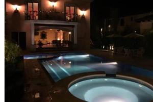 una piscina frente a una casa por la noche en Paseo del Obispo Apartamento A3, en Antigua Guatemala