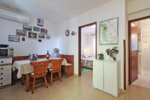 a kitchen and dining room with a table and chairs at Ferienwohnung für 2 Personen ca 30 qm in Premantura, Istrien Istrische Riviera in Premantura +13 photos