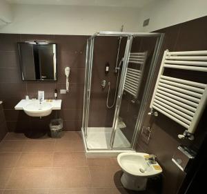 łazienka z prysznicem, umywalką i toaletą w obiekcie LH Hotel Excel Roma Montemario w Rzymie