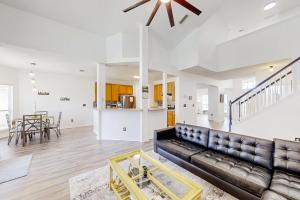 Nhà bếp/bếp nhỏ tại Waterfront 2-story home with water views, patio, streaming, washer/dryer, & AC