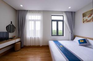Un dormitorio con una cama grande y una ventana en lucky life hotel, en Ấp Nhât (2)
