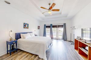 Giường trong phòng chung tại Waterfront 2-story home with water views, patio, streaming, washer/dryer, & AC