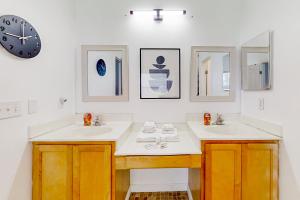 Ảnh trong thư viện ảnh của Waterfront 2-story home with water views, patio, streaming, washer/dryer, & AC ở Jacksonville +42 ảnh