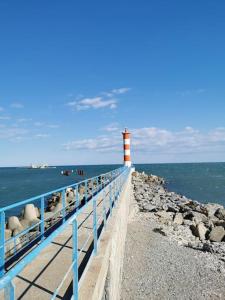 um farol num cais junto ao oceano em Appartement avec terrasse Classé em Port-la-Nouvelle