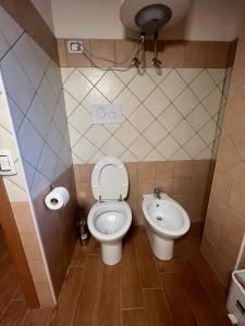 uma pequena casa de banho com WC e bidé em Casa Vacanze Muzzicato em Partinico