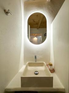 a bathroom with a sink and a mirror at Lythi Kythnos in Kithnos