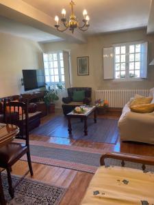 奧倫塞的住宿－Casa do Cuco, Ribeira Sacra，客厅配有沙发和桌子