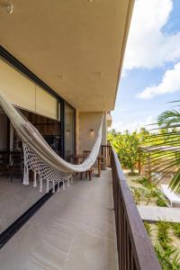 Balkón nebo terasa v ubytování Amazing Pool View Loft Steps Away From The Beach -B102