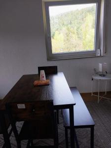 卡爾夫的住宿－L8 Street Monteurwohnung - Calw，窗户客房内的桌椅